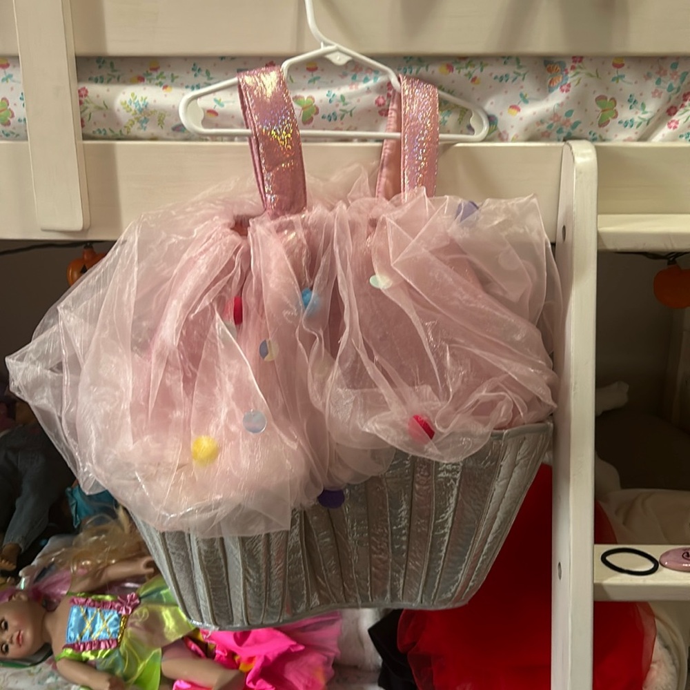 Pottery barn cupcake 🧁 costume